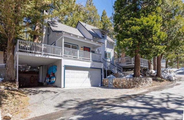 Lake Retreat – Spa, AC, Fenced Yard, Walk to Lake!