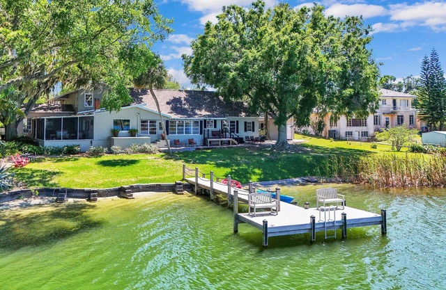 Lake Silver Retreat – 5BR Lakefront Home w/Dock, Kayaks & Legoland-Themed Room – Perfect Getaway!