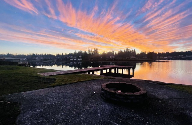 Lake Tapps Dock House on the Bankers Island with Boat Launch