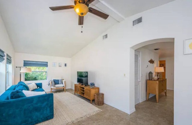 Lake Tarpon Modern 3 Bedroom 2 Bathroom House