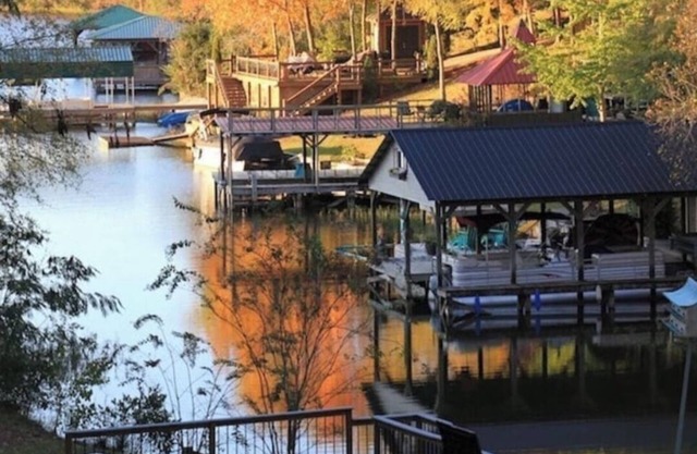 Lake Tuscaloosa Waterfront Home -great for friends, families, and Bama parents!