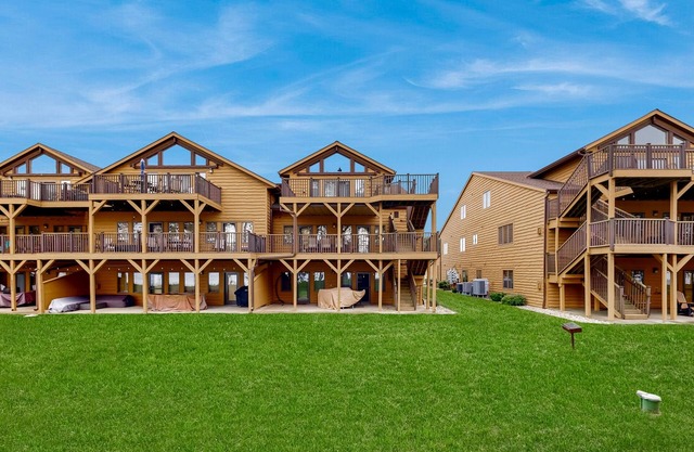 Lake View Condo w/Golf, Pool, Hot tub, Lake access, & Resort Amenities