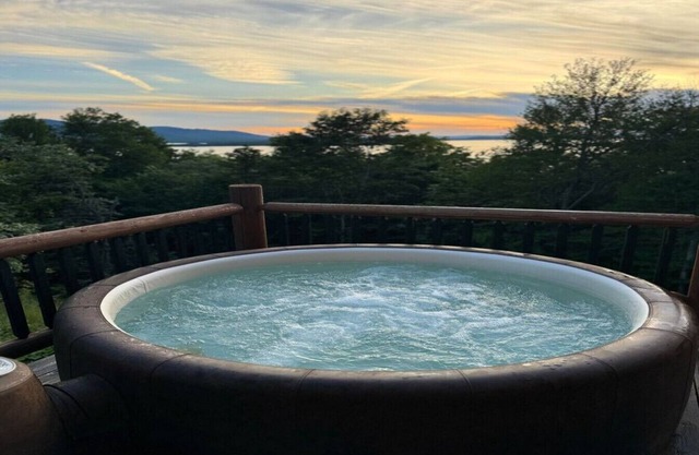 Lake View*Hot Tub*Sunsets*Fire Pit*Pet Friendly*