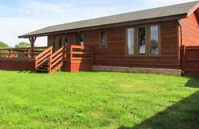 LAKE VIEW LODGE, family friendly, with a garden in Shepton Mallet