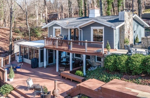 Lake views from 2 balconies: All new furniture, kayaks, paddleboard