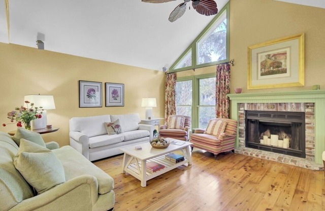 Lake Village Cottage 18