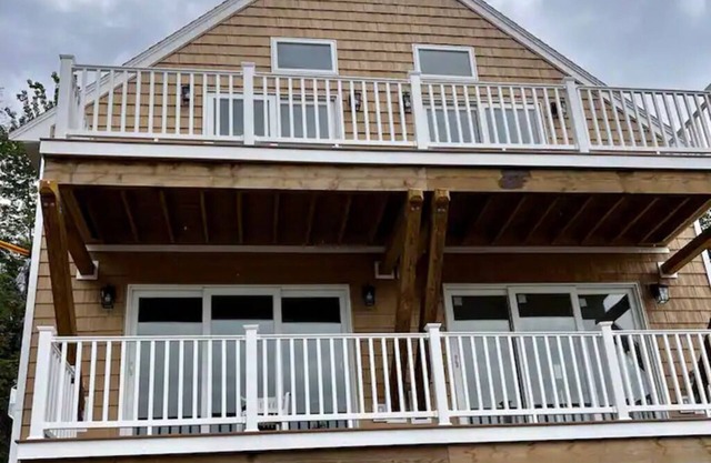 Lake Winnipesaukee Beautiful 5 Bedroom/6 Bath
