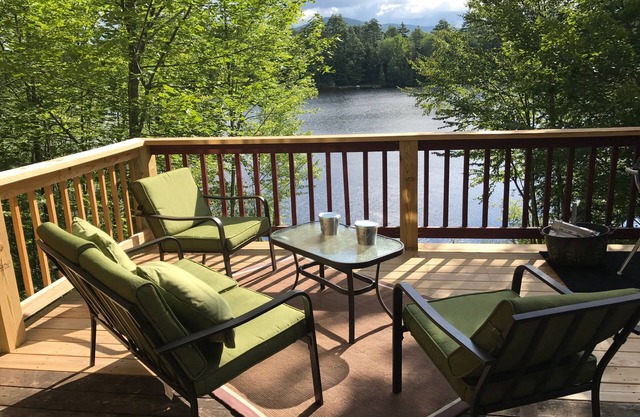 Lakefront 3 Bed, 3 Bathroom log cabin in White Mountains