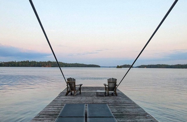 Lakefront 5 Bedroom + 5 bathroom Cottage w/Boat on Miller Island Muskoka