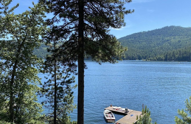 Lakefront 5 bedroom log home, decks & dock. Relax or retreat w amazing beauty