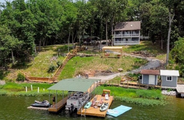 Lakefront, amazing views, boat rentals available