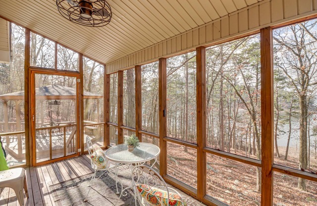 Lakefront Arkansas Home w/Deck, Grill & Cornhole!