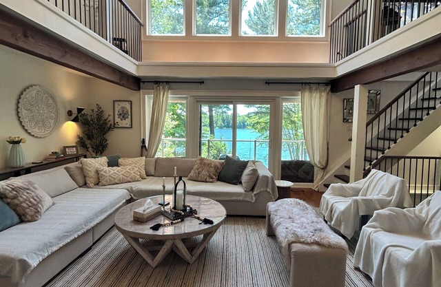 Lakefront Bliss:Luxury,Comfort and unforgettable views-7bedroom w/hot tub
