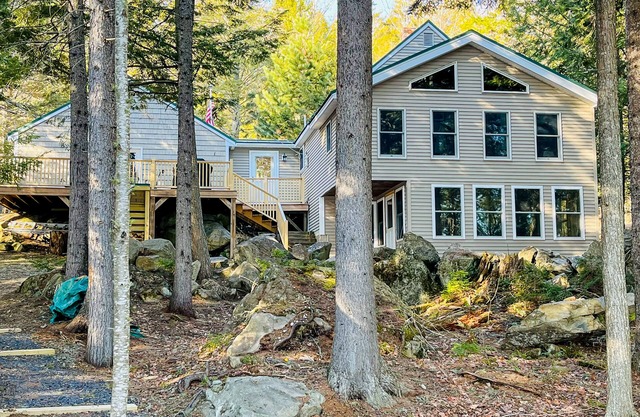 Lakefront cabin close to town with dock, firepit - dogs welcome