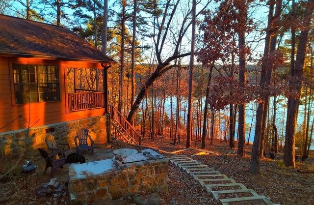 Lakefront Cabin with swimming, fishing and boating feet away from privat deck