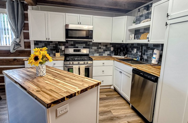 Lakefront cabin w/free attraction tickets, electric fireplace, & washer/dryer