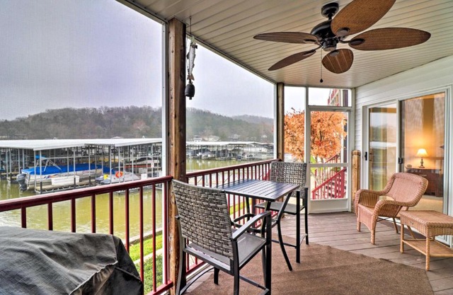 Lakefront Camdenton Condo with Screened Porch!
