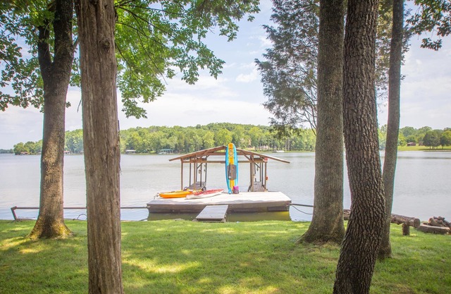 Lakefront cottage, near Nashville TN, restaurants/shopping closeby
