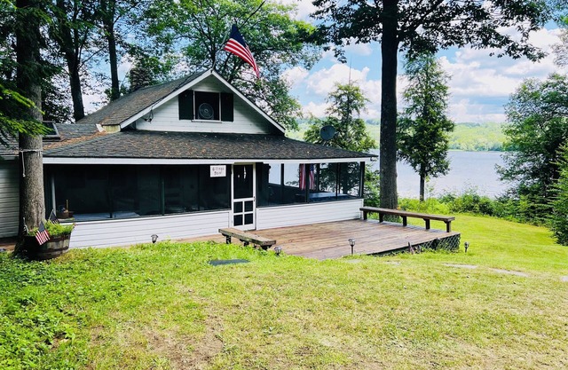 Lakefront Cottage on the south shore of Lake Memphremagog