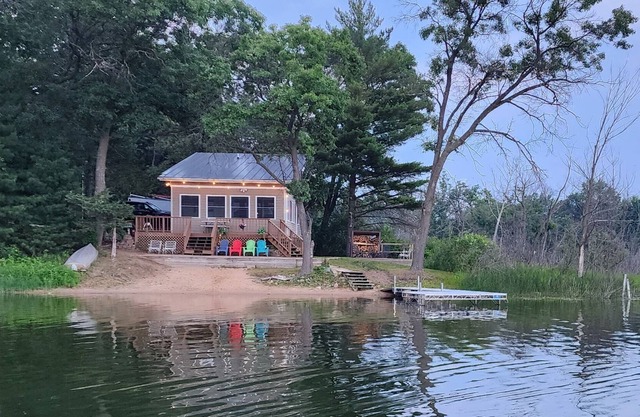 Lakefront family and dog friendly cottage near Wild Rose.