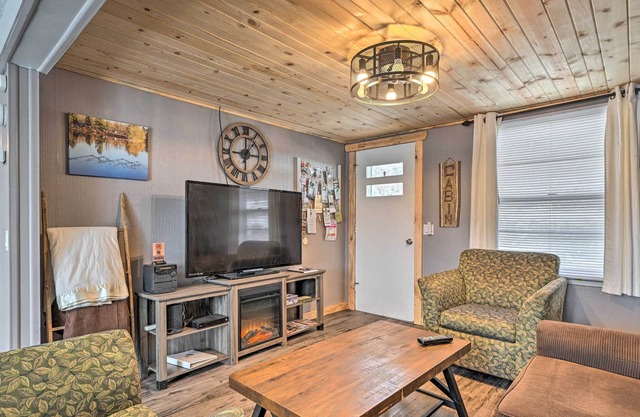 Lakefront Friendship Cabin w/ Dock Access!