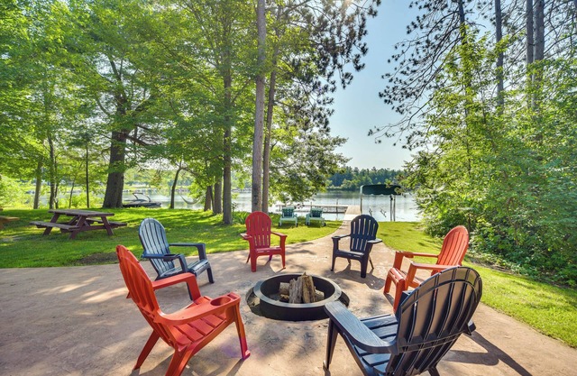 Lakefront Holcombe Getaway: Hot Tub, 2 Docks!