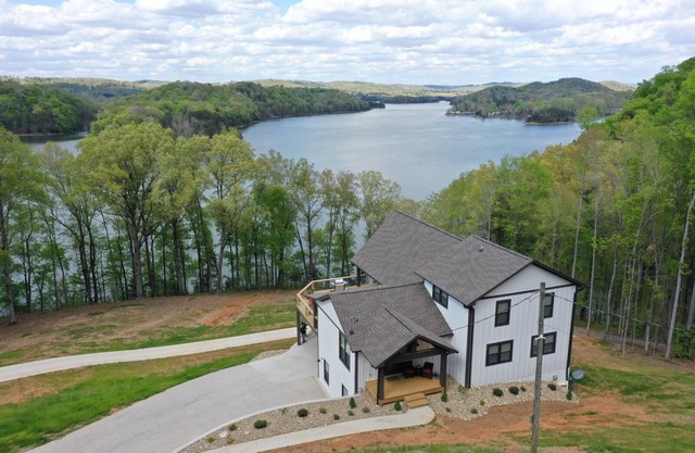Lakefront home at Tumbling Run Estates w/Kayaks