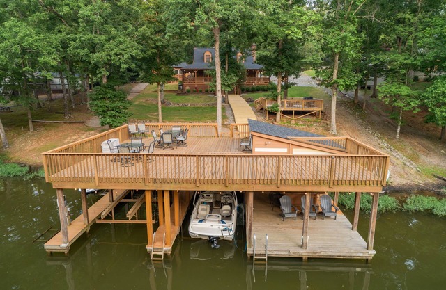 Lakefront Home w/Guest House, Tiki bar, Dock, Pet friendly, Kayaks,Peddle boats