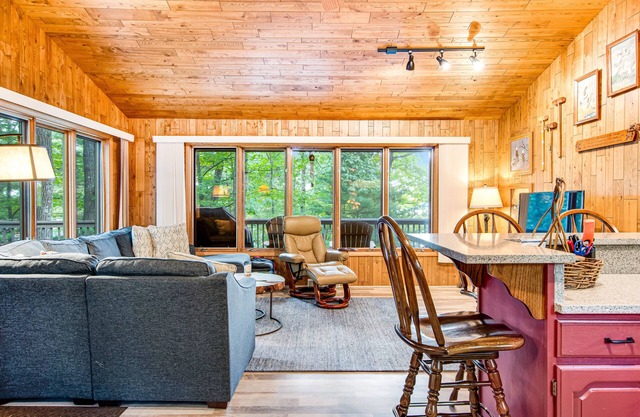 Lakefront home with a private dock, firepit, fast WiFi, washer/dryer, central AC