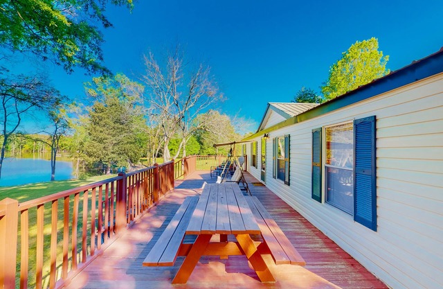 Lakefront home with deck, grill, boat ramp & dock - snowbird-friendly