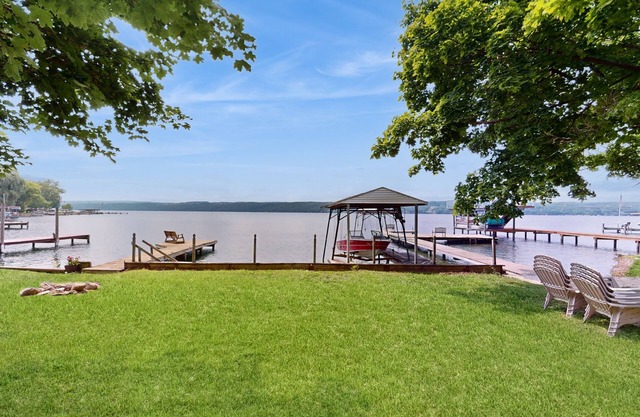 Lakefront home with large deck, dock, kayak, & gorgeous views