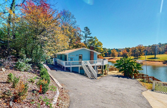 Lakefront home with dock, deck, gazebo, pool table & amazing views
