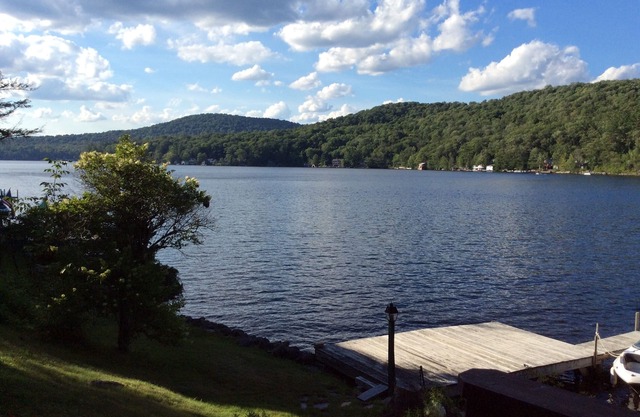 Lakefront House on Beautiful Canada Lake