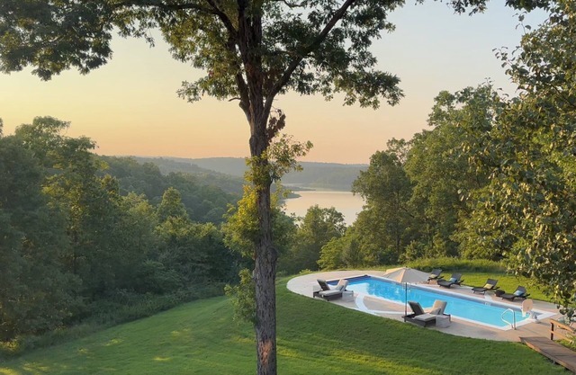 Lakefront House Sleeps 18 Heated Pool Frisbee Golf 7 mins to Marina