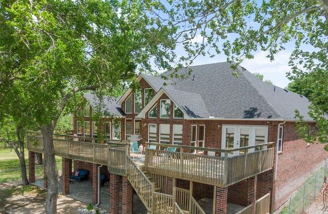 Lakefront house with water access