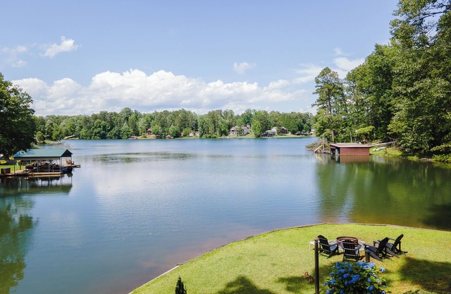 Lakefront Oasis with Large Dock, Pet Friendly and near Clemson Univ!