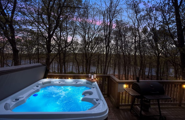 Lakefront, Pvt Hot Tub, Pickleball, Indoor Pool Games, Fireplace