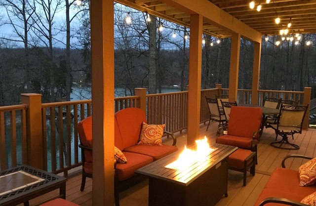 Lakefront, Quiet Cove, 2 Slip Covered Dock, Hot tub, 2 FirePits, Ice Machine