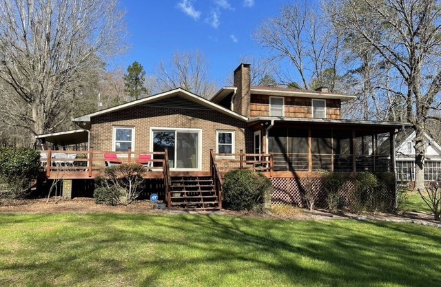 Lakefront sleeps 14: Swim floats , hammocks, fire pit, grill, yard games