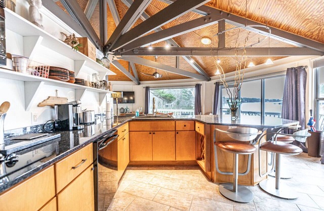 Lakefront Treehouse Retreat in Pinehurst – Perfect for Extended Stays