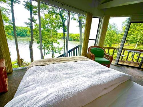Lakefront Treetop Village 2bd3badeckpool-6pp