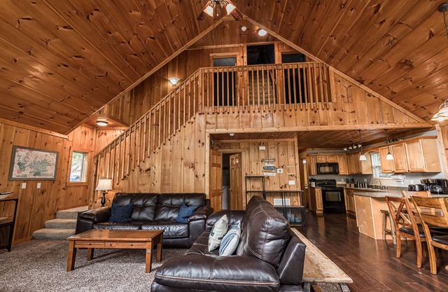 Lakefront w/Private Dock, 7 BR, Free Kayaks, Firepit, Hot Tub