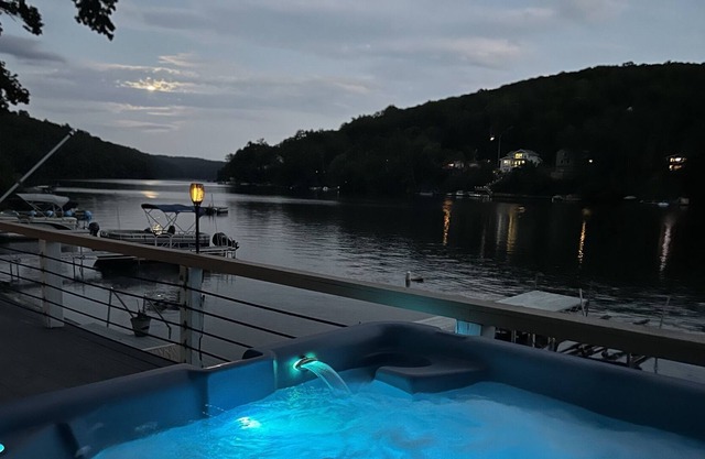 Lakehouse with Amazing View, Jacuzzi, Parks, Attractions Perfect for Families