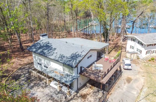 LakeLanier, Luxury, Lakefront, Boating, Hot Tube, Games, Family, Friends, Hiking