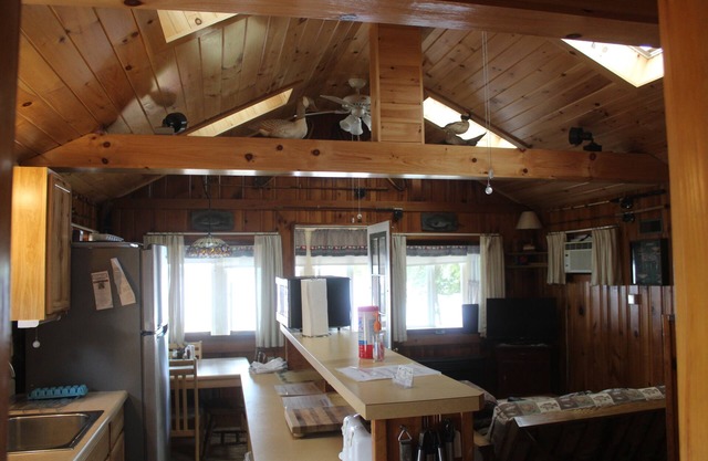 Lakeside 2-bedroom w/AC sleeps 5. Quiet Beach in lovely Naples.