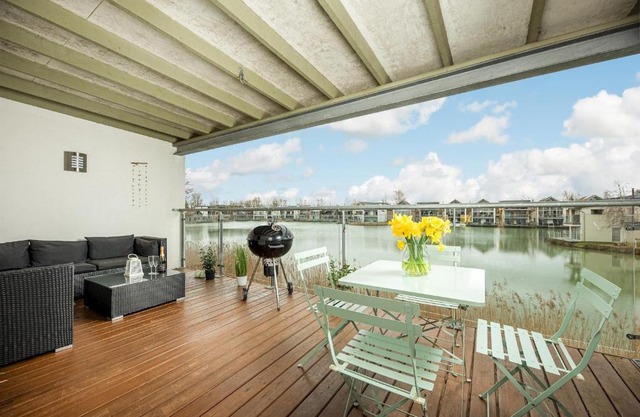 Lakeside apartment with spa access on a nature reserve Hazy Blue HM86