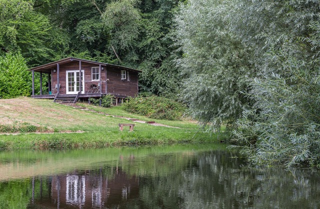 LAKESIDE CABIN, with a garden in Sheldon