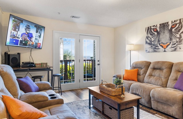 Lakeside Clemson Condo With 4K/Surround Sound/Xbox/Coffee Bar/Private Bathrooms