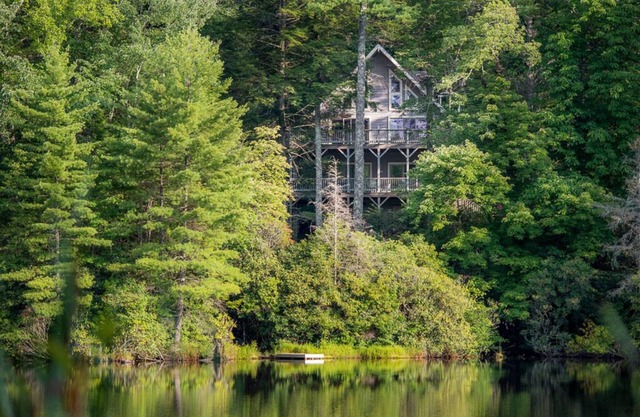 Lakeside Cottage, on Whisper Lake with Gorgeous Lake & Mountain Views.