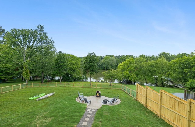 Lakeside cottage w/firepit, close to Nashville!